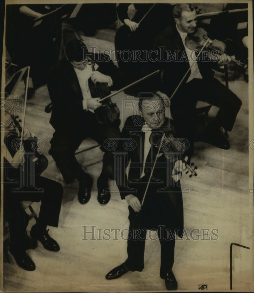 1964 Press Photo Jack Benny performs with the Milwaukee Symphony - mjc22613- Historic Images