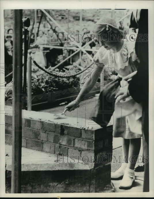 1950 Press Photo Princess Irene lays mortar of Dutch church in London - Historic Images
