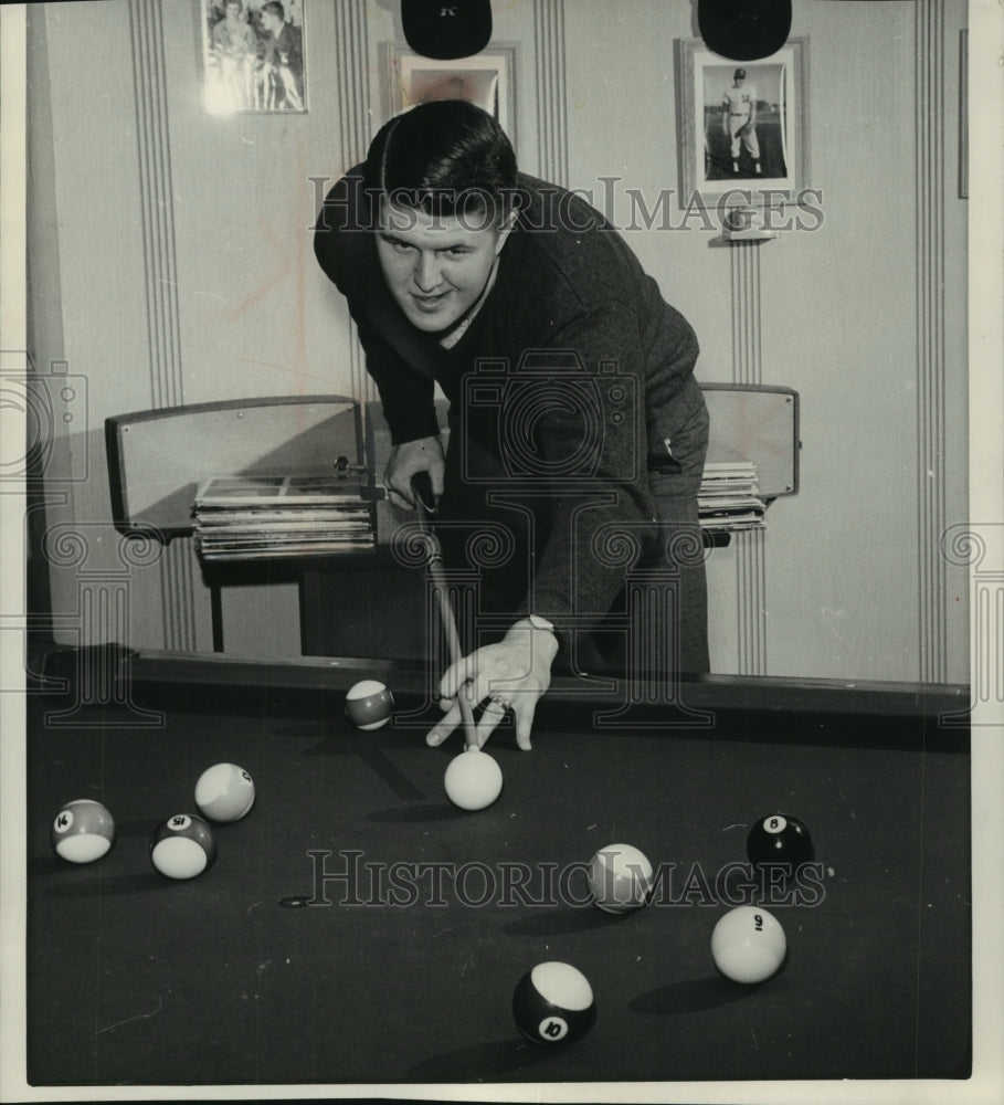 1963 Press Photo Hub King NY Yankee pitcher playing pool at home, Fond du Lac. - Historic Images