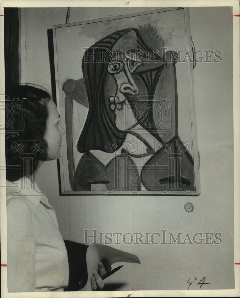 1949 Press Photo Picasso painting &quot;Portrait of a Woman&quot; viewed by visitor. - Historic Images