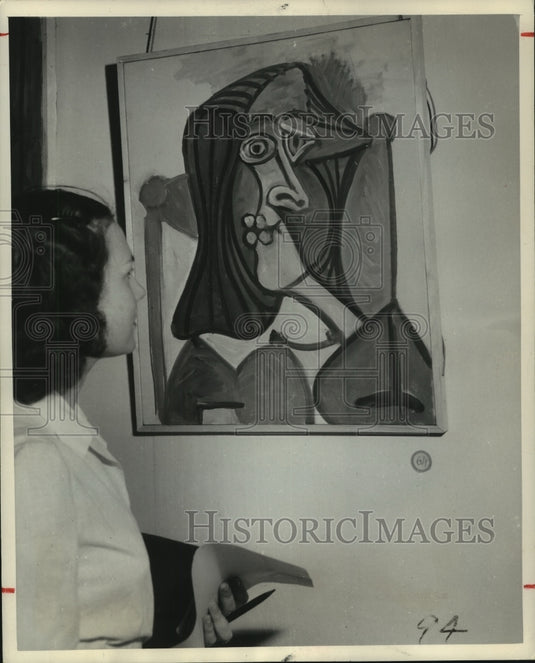 1949 Press Photo Picasso painting "Portrait of a Woman" viewed by visitor. - Historic Images