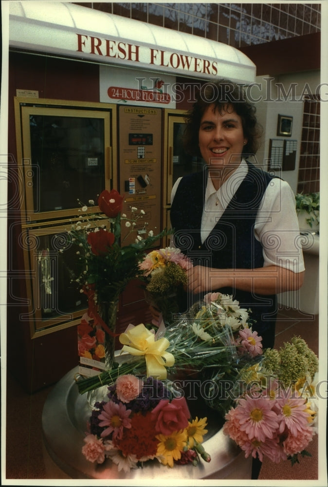 1994 Press Photo Mary Theys Loads Machine With Flowers At Mitchell Airport - Historic Images