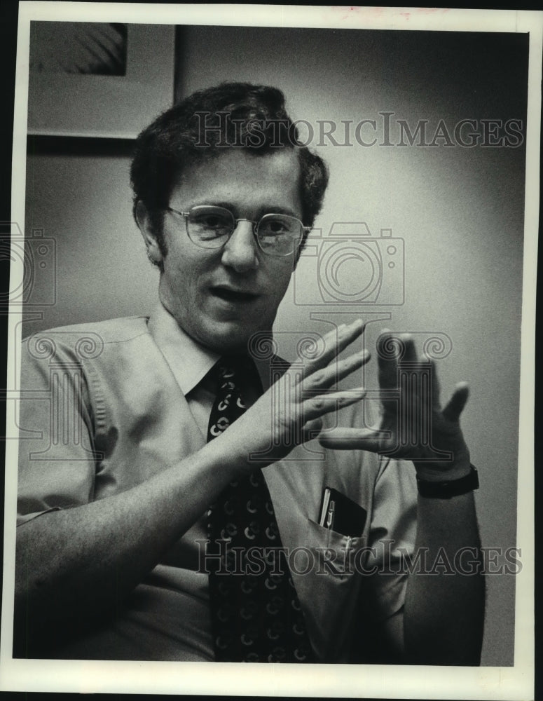 1976, Head Of Lauds Volunteer Program Doctor Peter Thomasulo Speaks - Historic Images