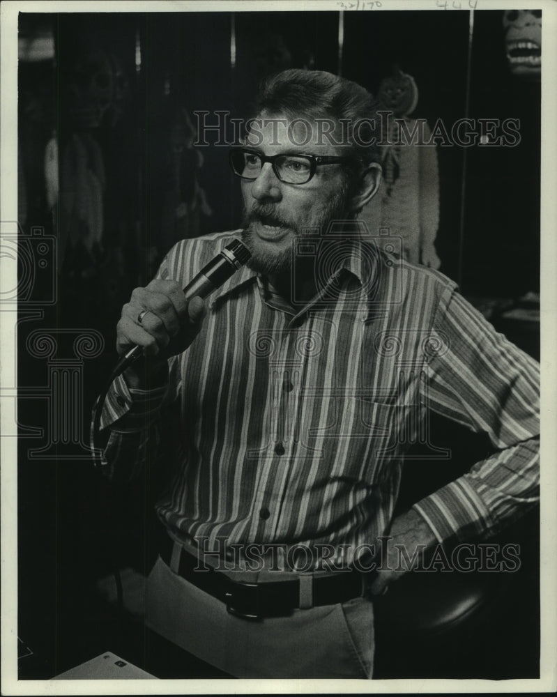 1976 Former Disc Jockey Robb Thomas Speaks Into Microphone - Historic Images