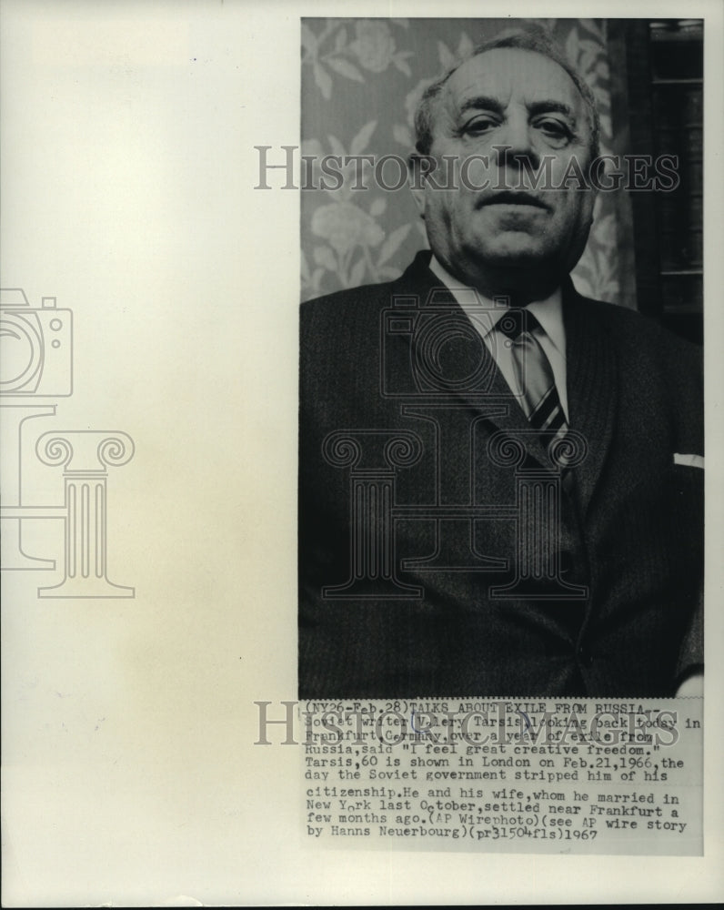 1967 Press Photo Soviet Writer Valery Tarsis Talks About Exile From Russia - Historic Images