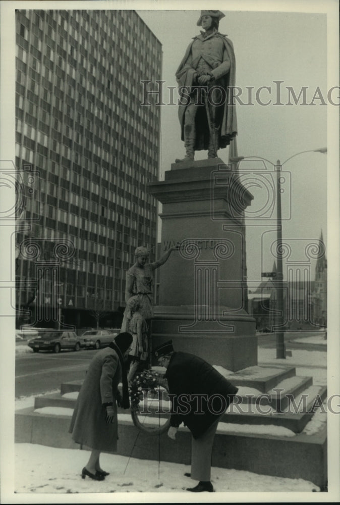 1989 Monument of George Washington, wreath placed by men, Milwaukee. - Historic Images