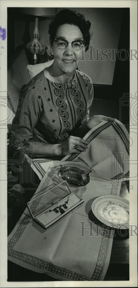 1963 Press Photo Helen Trader, Assistant Professor at Milwaukee Downer College - Historic Images