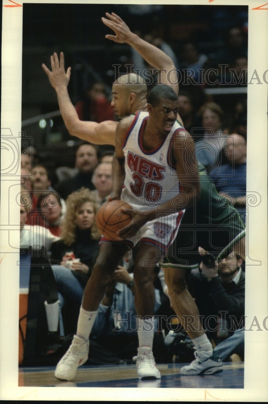1995 Press Photo New Jersey's Bernard King Leaves Bucks' Blue Edwards Gasping - Historic Images