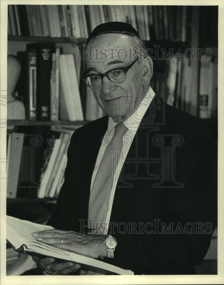 1985 Press Photo Louis Swichkow is the longest-tenured rabbi in Milwaukee - Historic Images