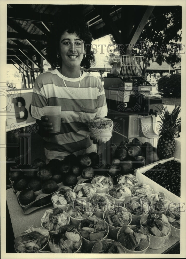 1987 Press Photo Tony Catalano&#39;s daughter Laurie works his Summerfest stand - Historic Images