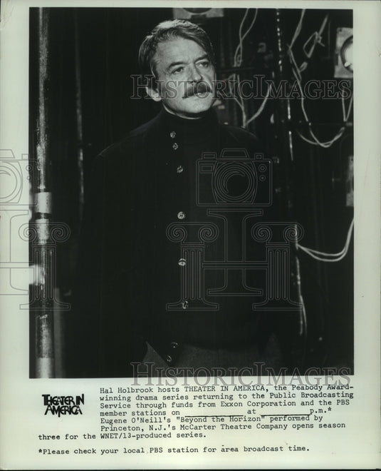 1976 Actor Hal Holbrook Hosts Drama Series 'Theater In America' - Historic Images