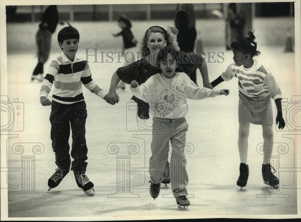 1989 Press Photo Rosalynn Sumners Helps Children Ice Skate At Wilson Park - Historic Images