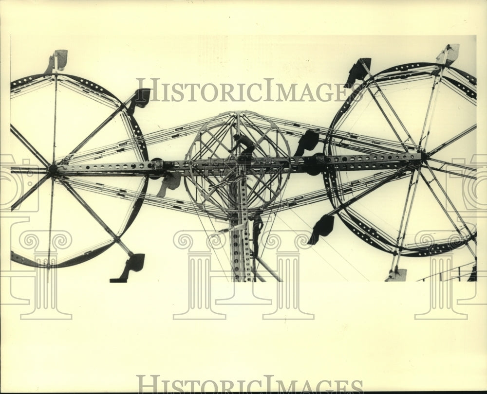 1987, Workers Work Prepare Sky Wheel For Summerfest Visitors - Historic Images