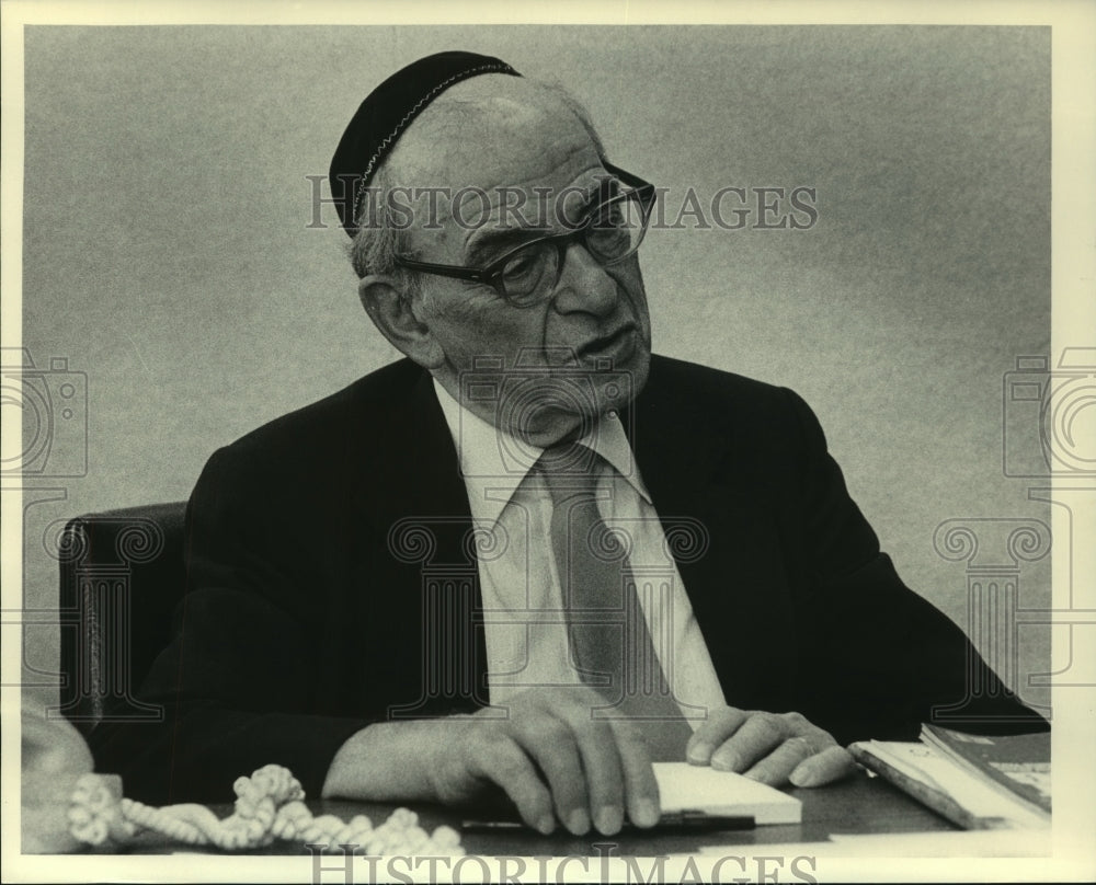 1989 Press Photo Rabbi Louis Swichkow Speaks - mjc22924 - Historic Images