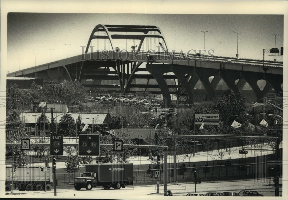 1988, Hoan Bridge overlooks the Summerfest main stage - mjc22926 - Historic Images