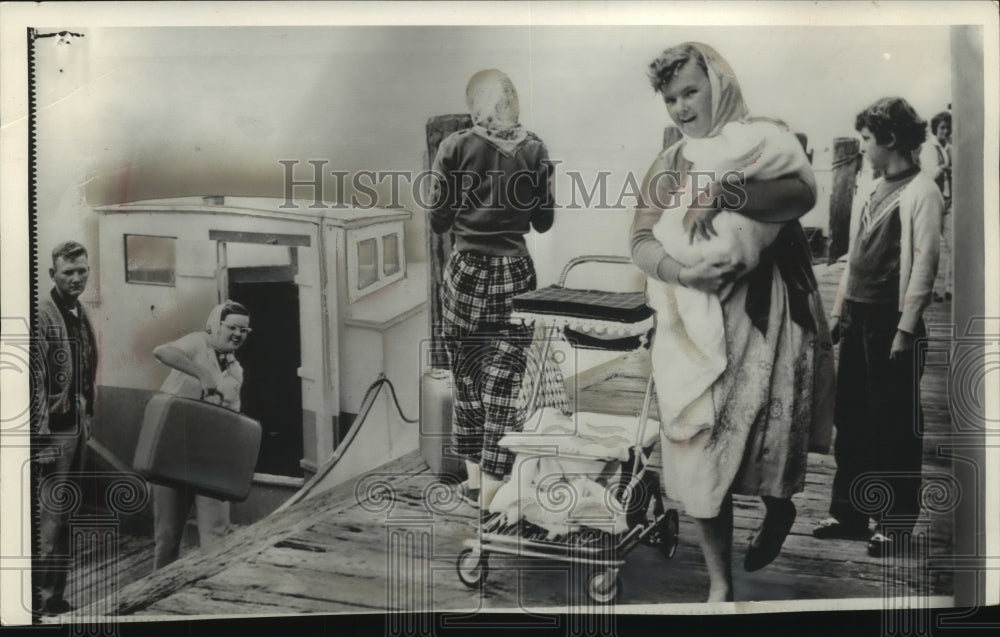 1961, Families Along Maryland Mainland Leave Homes After Warnings - Historic Images