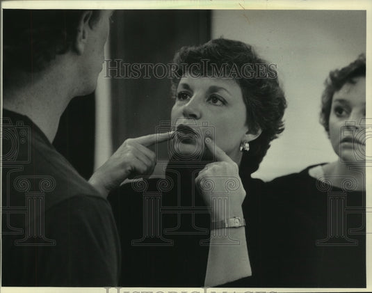 1985, Susan Sweeney Gives Pointers To Students At UW-Milwaukee - Historic Images