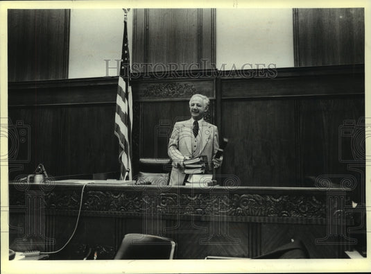 1975, Christ T. Seraphim Gathers Belongings From Courtroom - Historic Images