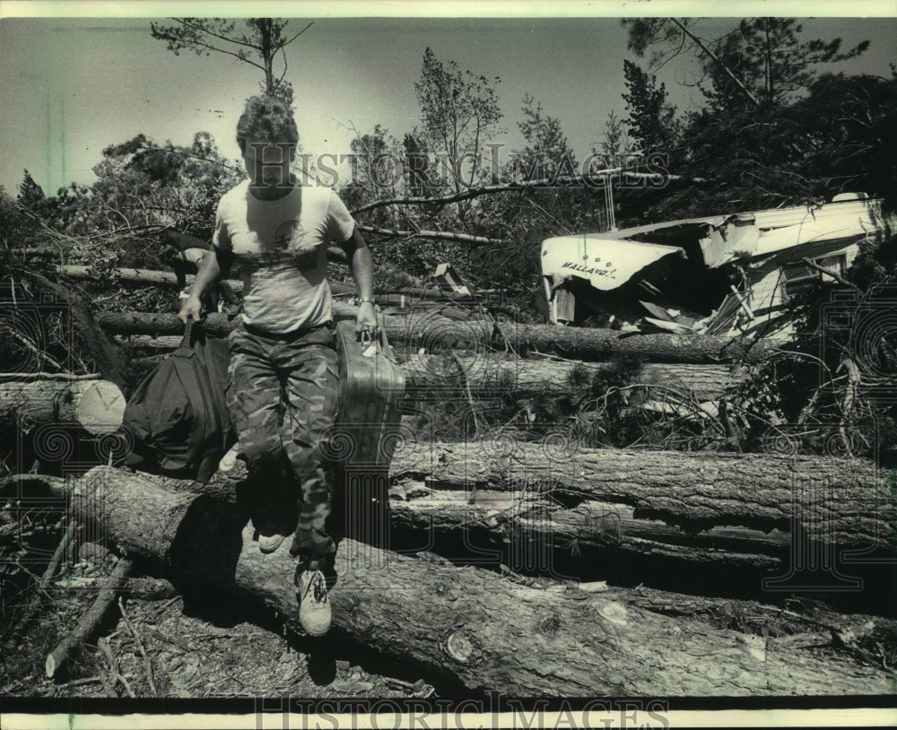 1985 Press Photo Camper At Cedar Falls Resort Takes Belongings Away In Wisconsin - Historic Images