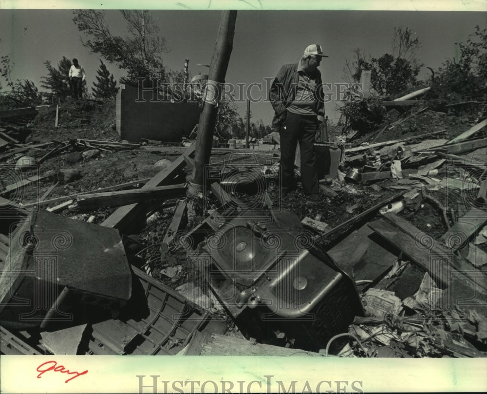 1985, Tom Hansen&#39;s home was destroyed by a tornado in Wisconsin - Historic Images