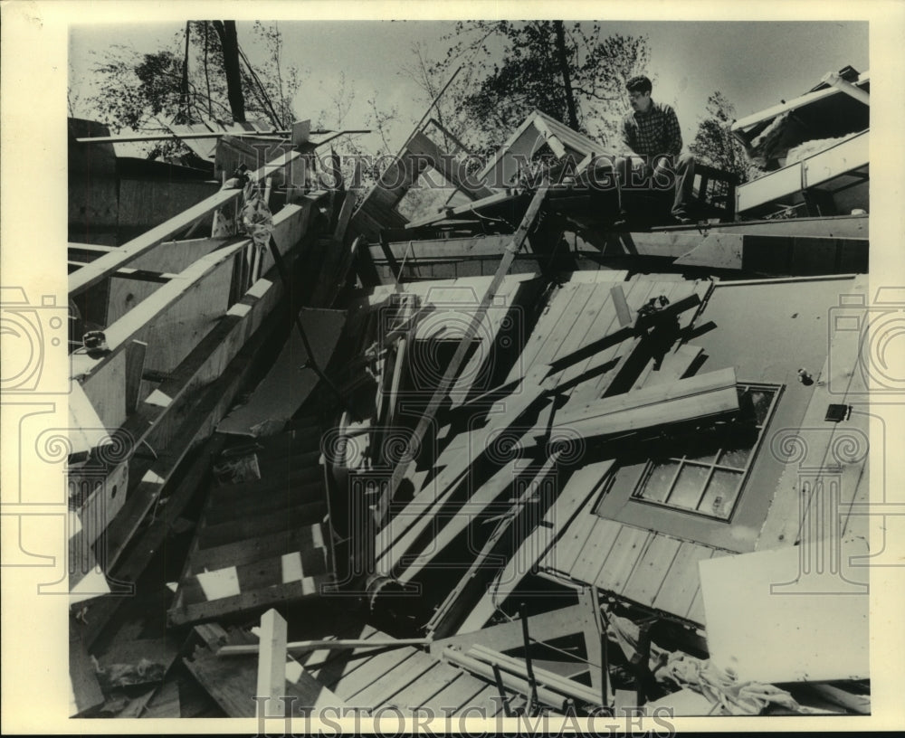 1985 Press Photo Tom Larsen Sits On Edge Of Home Foundation On Swamsauger Lake - Historic Images