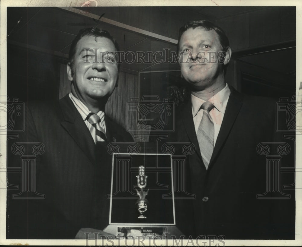 1970 Press Photo President Bernie Strachota With George Wilson In Milwaukee - Historic Images