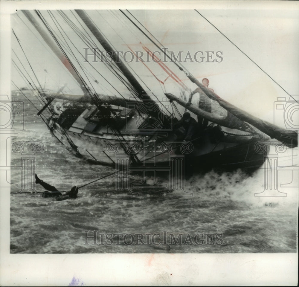 1960 Press Photo Crew rescue man overboard from hurricane Donna in Boston - Historic Images