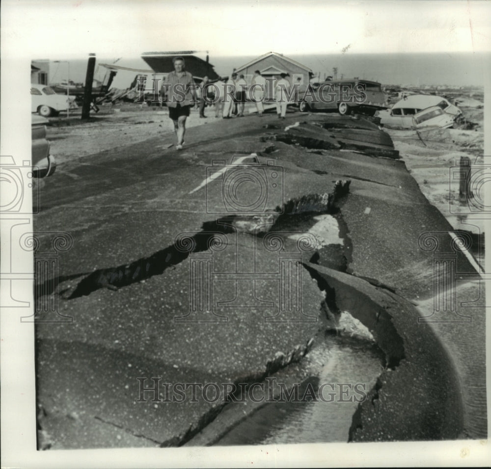 1960 Press Photo Hurricane Donna crumpled the road in North Carolina. - Historic Images