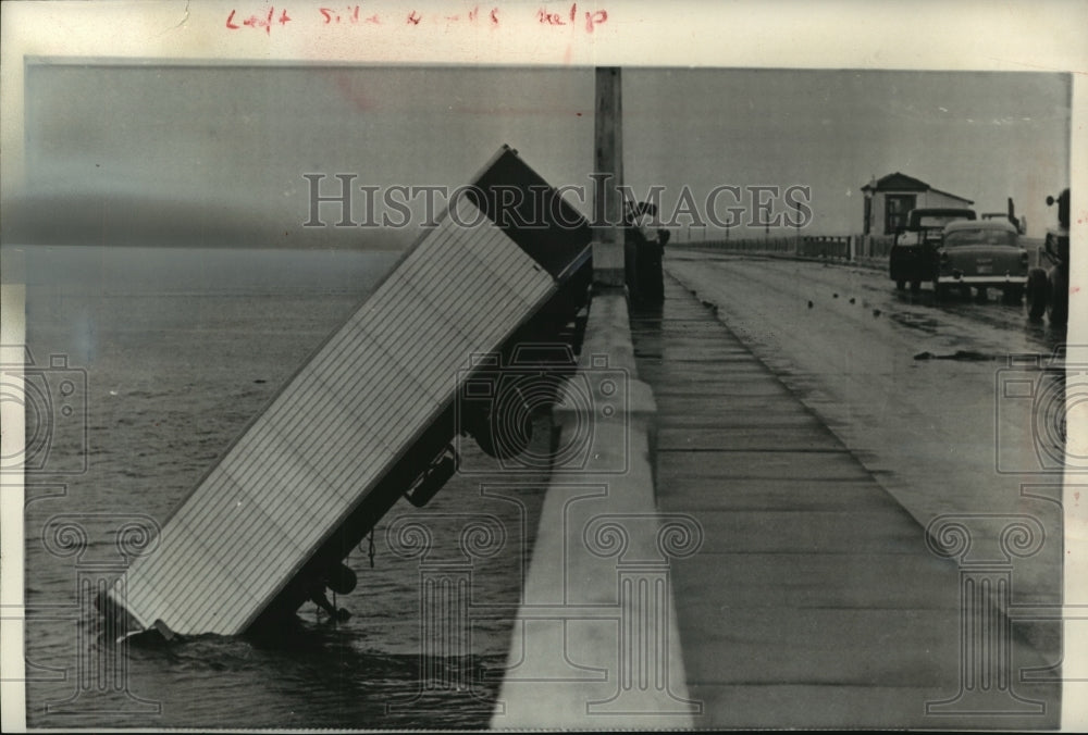 1960 Press Photo Hurricane Donna blew semitrailer into river in Fort Meyers, FL - Historic Images