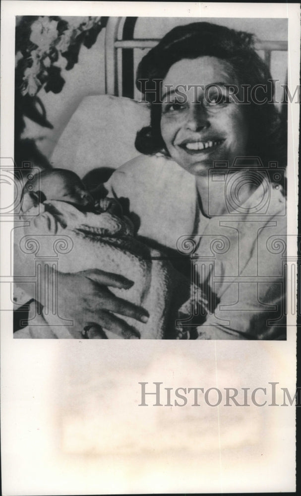 1964 Press Photo Actress Patricia Neal with Newborn Daughter, Ophelia in England - Historic Images