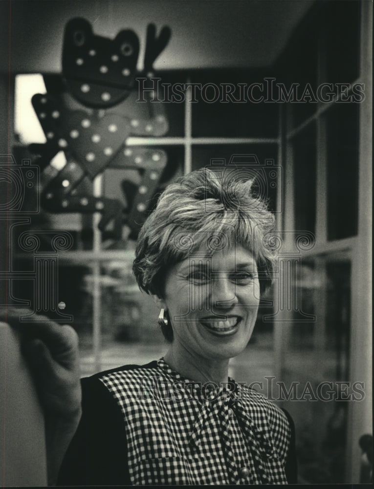 1987 Press Photo Pat Van Alyea, Owner of Book Bay Store in Milwaukee, Wisconsin - Historic Images