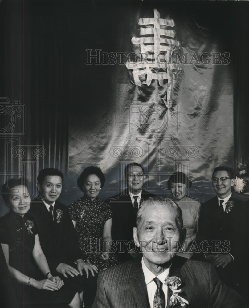 1960 Press Photo Moy Toy and his family celebrate his 70th birthday, Chinatown - Historic Images