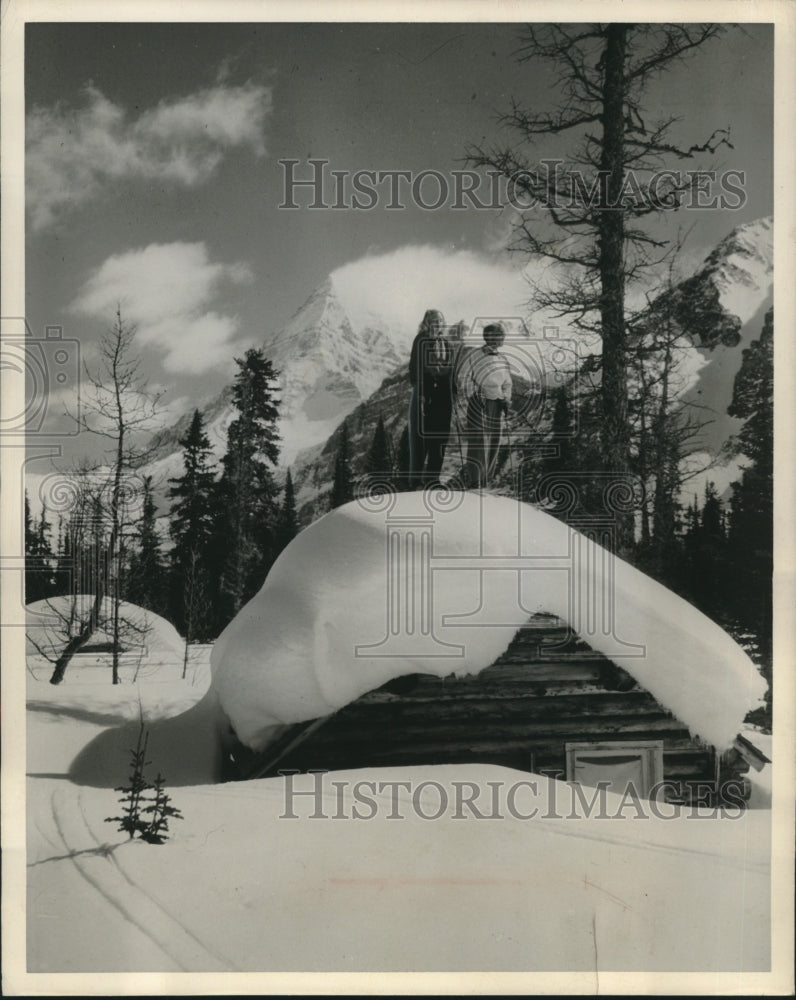 1955 Press Photo Skiers on Cabin Roof at Banff National Park in Alberta, Canada - Historic Images