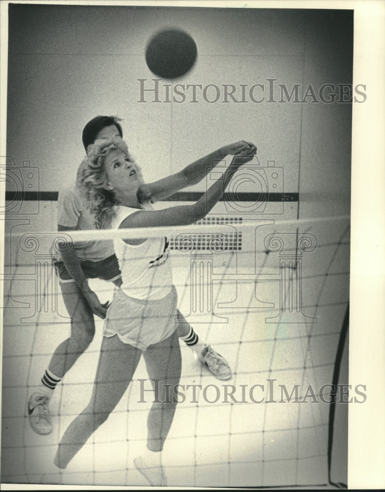 1985 Cindy Learned Playing a Lunchtime Game of Volleyball - Historic Images