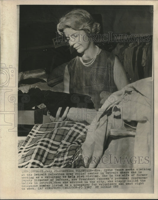 1987, Mrs. Cyrus Vance volunteers at Salvation Army in Detroit - Historic Images