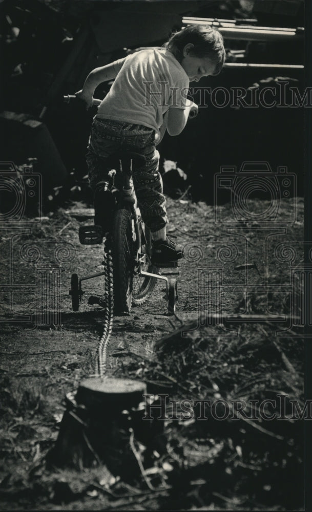 1992 Press Photo John Arndt of Wautoma, Wisconsin tries to pull out a stump - Historic Images