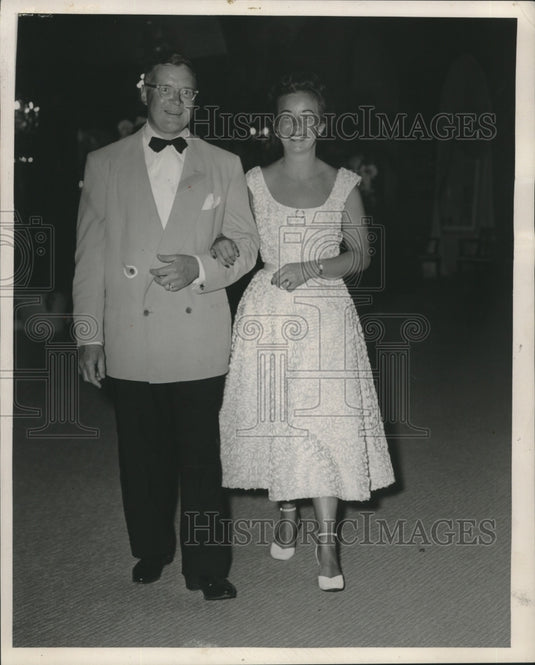 1954, Mr. & Mrs. Herman A. Uihlein Jr., North Barnett Lane - Historic Images