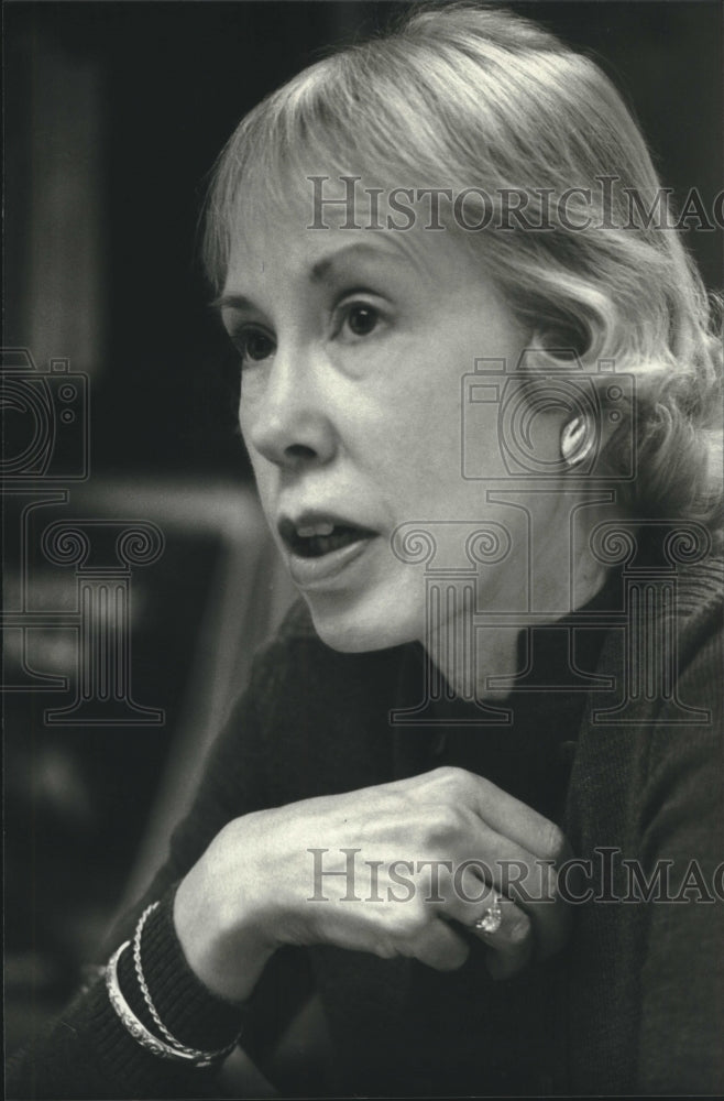 1982 Press Photo Nancy Swift, an RCA boss of liner notes - mjc23263 - Historic Images