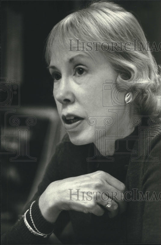 1982 Press Photo Nancy Swift, an RCA boss of liner notes - mjc23263 - Historic Images