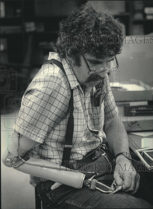 1984 Press Photo Ray Peters works at Threshold Inc., West Bend, Wisconsin - Historic Images