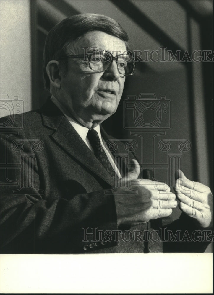1984 Former Governor Harold Stassen speaks at press conference - Historic Images