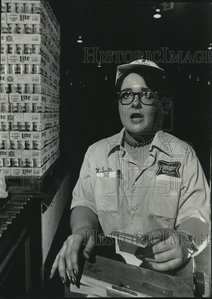 Press Photo Kathleen Sullivan works at Miller Brewing Co, Milwaukee, WI - Historic Images