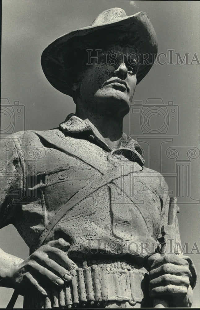 1989 Press Photo Statue Spanish-American war soldier, Central Library, Milwaukee - Historic Images
