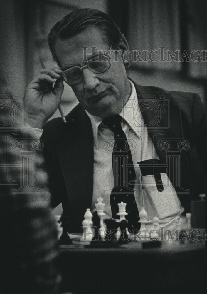 1985 Press Photo Robert May concentrated at the Milwaukee Chess Club - mjc23315 - Historic Images