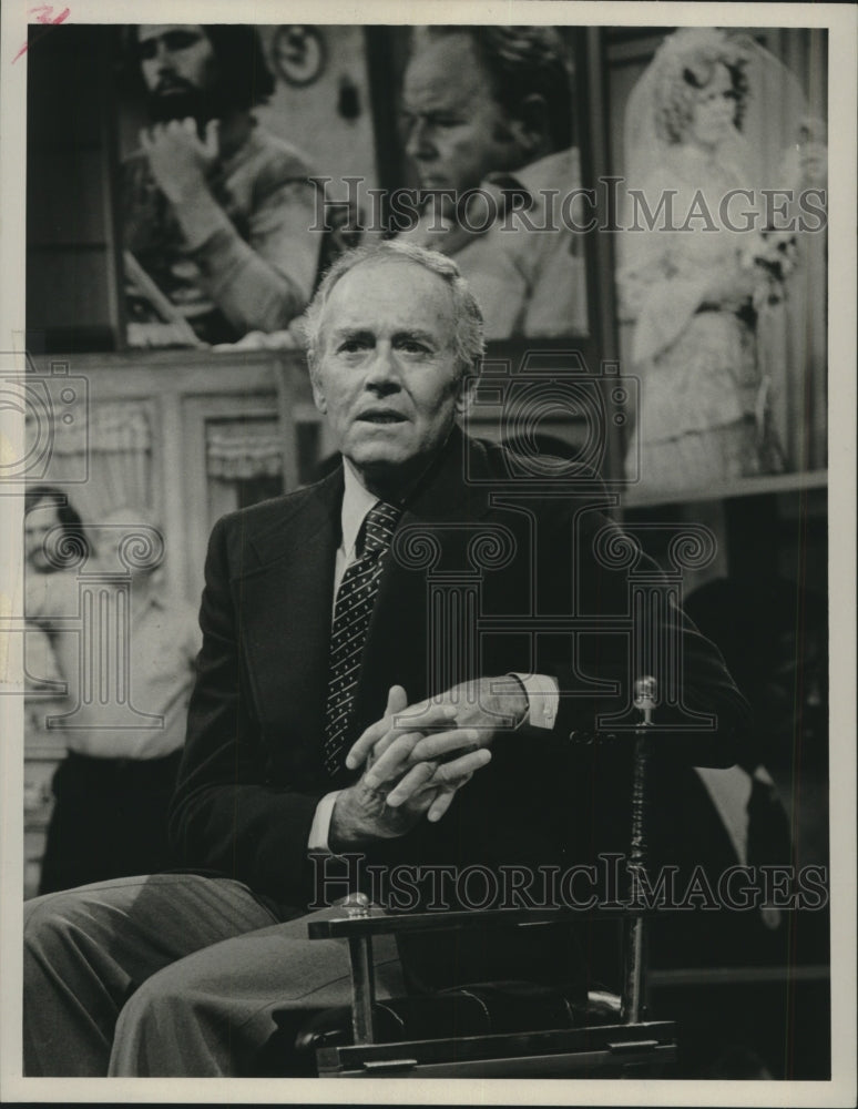 1975 Press Photo Henry Fonda serves as host on &quot;The Best of All In the Family&quot; - Historic Images