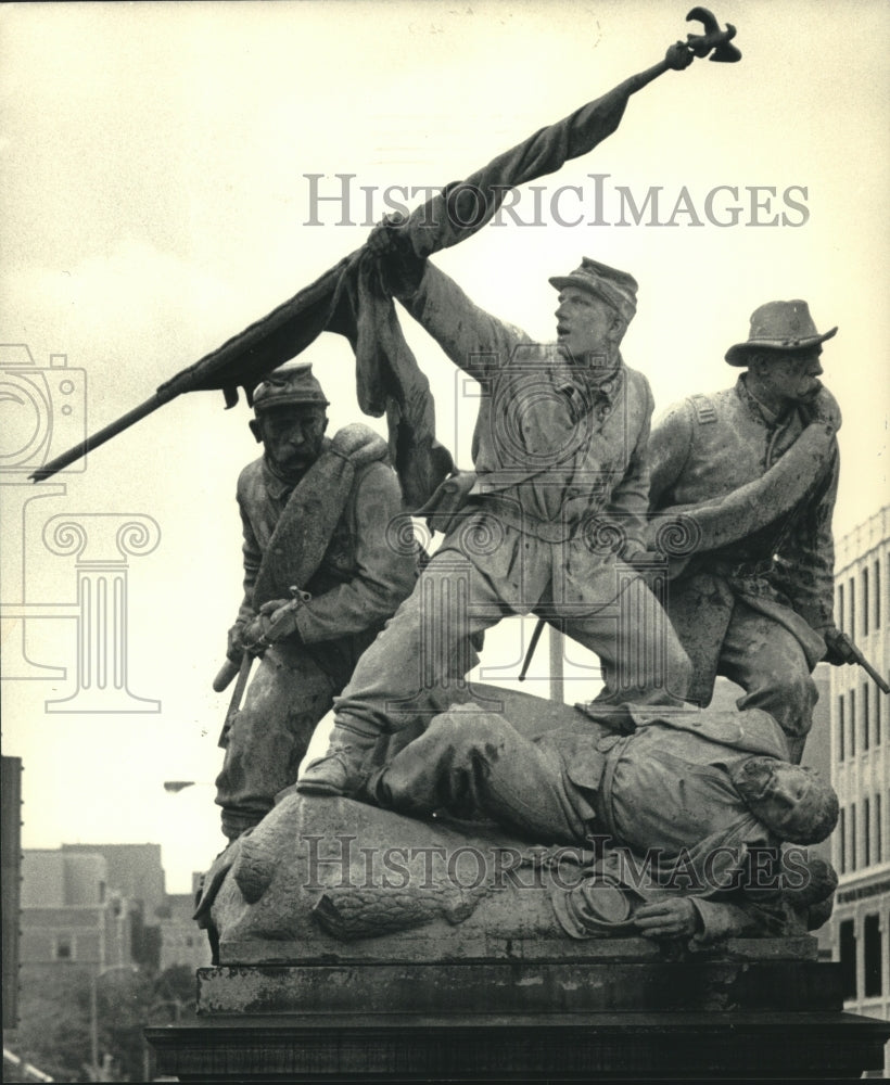 1986 Civil War statue near the Milwaukee Public Library - Historic Images