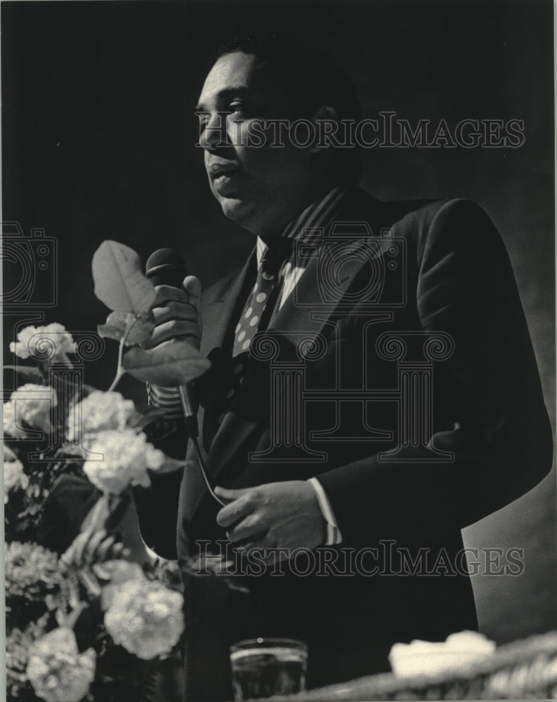 1985 Author Wallace Terry, speaking at meeting - Historic Images