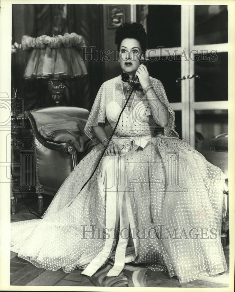 1983 Press Photo Ethel Merman on using phone on stage, Call Me Madam - mjc23395 - Historic Images