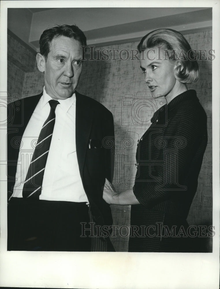 1962 Press Photo Burgess Meredith and Dina Merrill star in &quot;Footnote to Fame&quot; - Historic Images