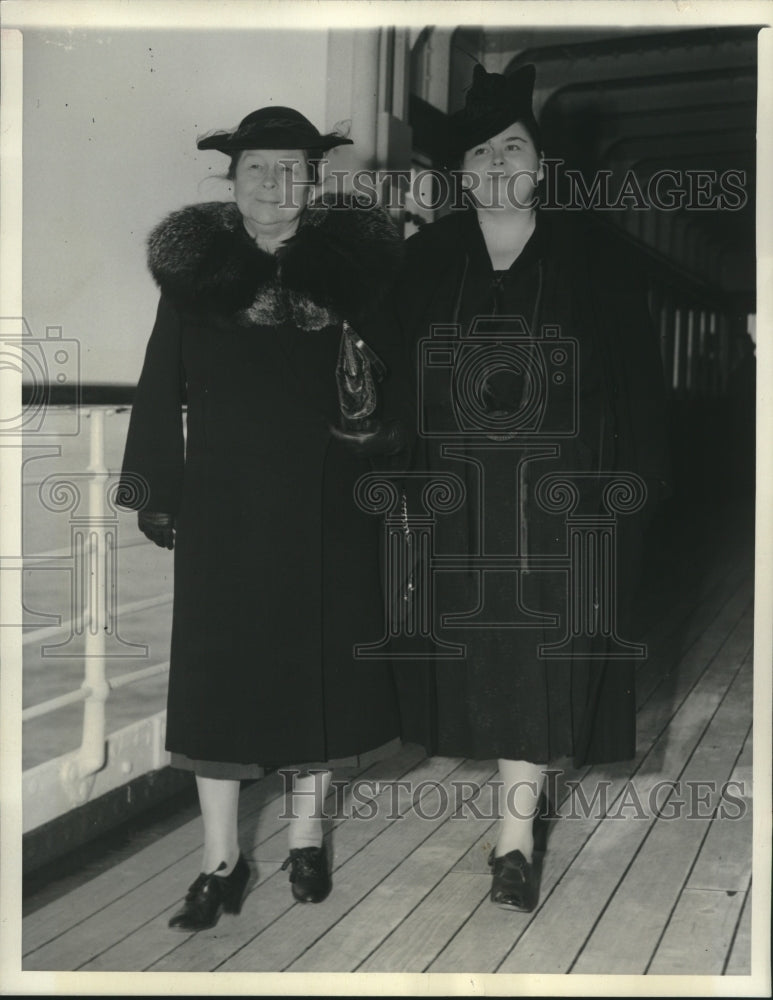 1939 Press Photo Kathryn lewis and her mother aboard the Santa Maria to the US - Historic Images